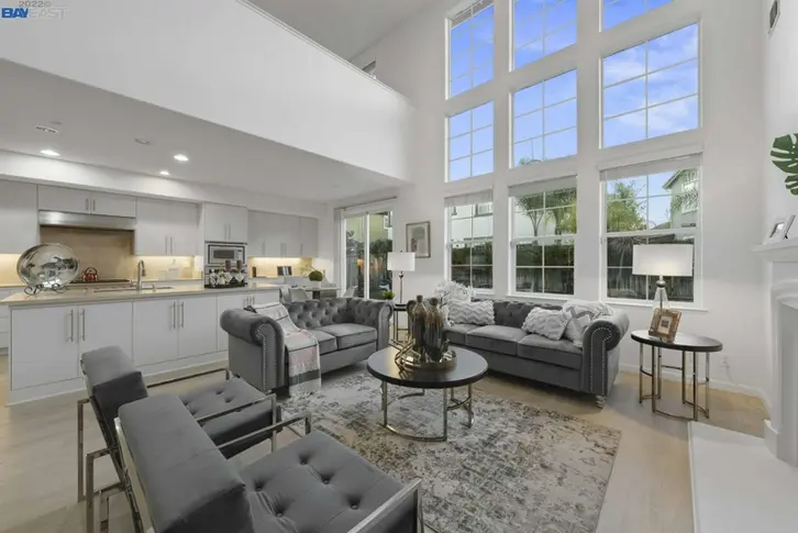 Gorgeous Union City Home With Soaring Ceilings, Gourmet Kitchen
